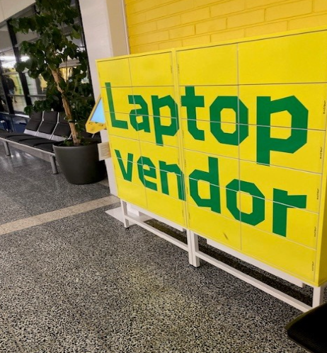Valokuva keltaisesta lokerikosta, jossa vihreä teksti Laptop vendor