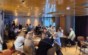 Ihmisiä seminaarissa.